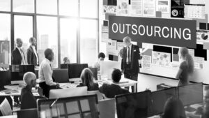 Prechod k novému zamestnávateľovi pri outsourcingu a ochrana zamestnancov podľa Zákonníka práce